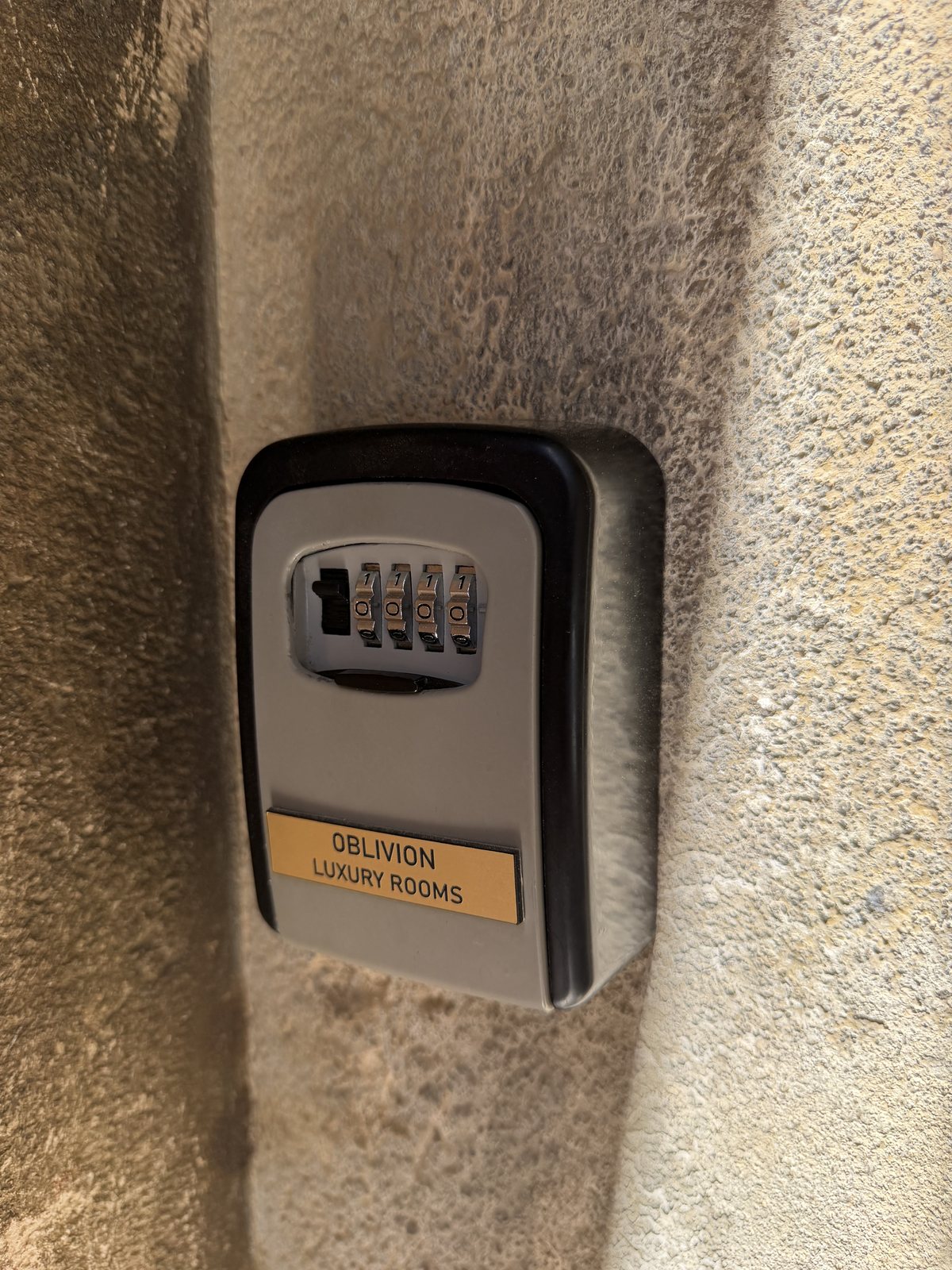 Keybox with Oblivion Luxury Rooms plate