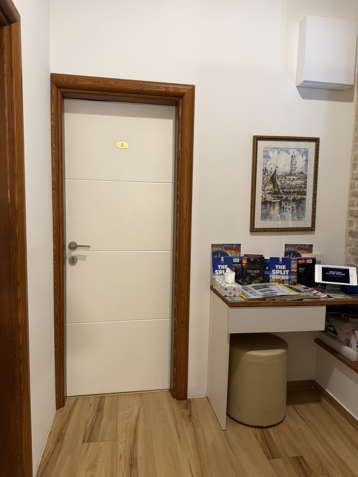Lobby with room door, welcome desk and Split guides